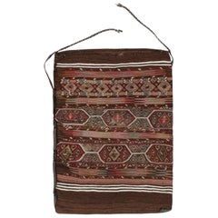 Sac et textile tribaux persans anciens à motifs géométriques, de Rug & Kilim