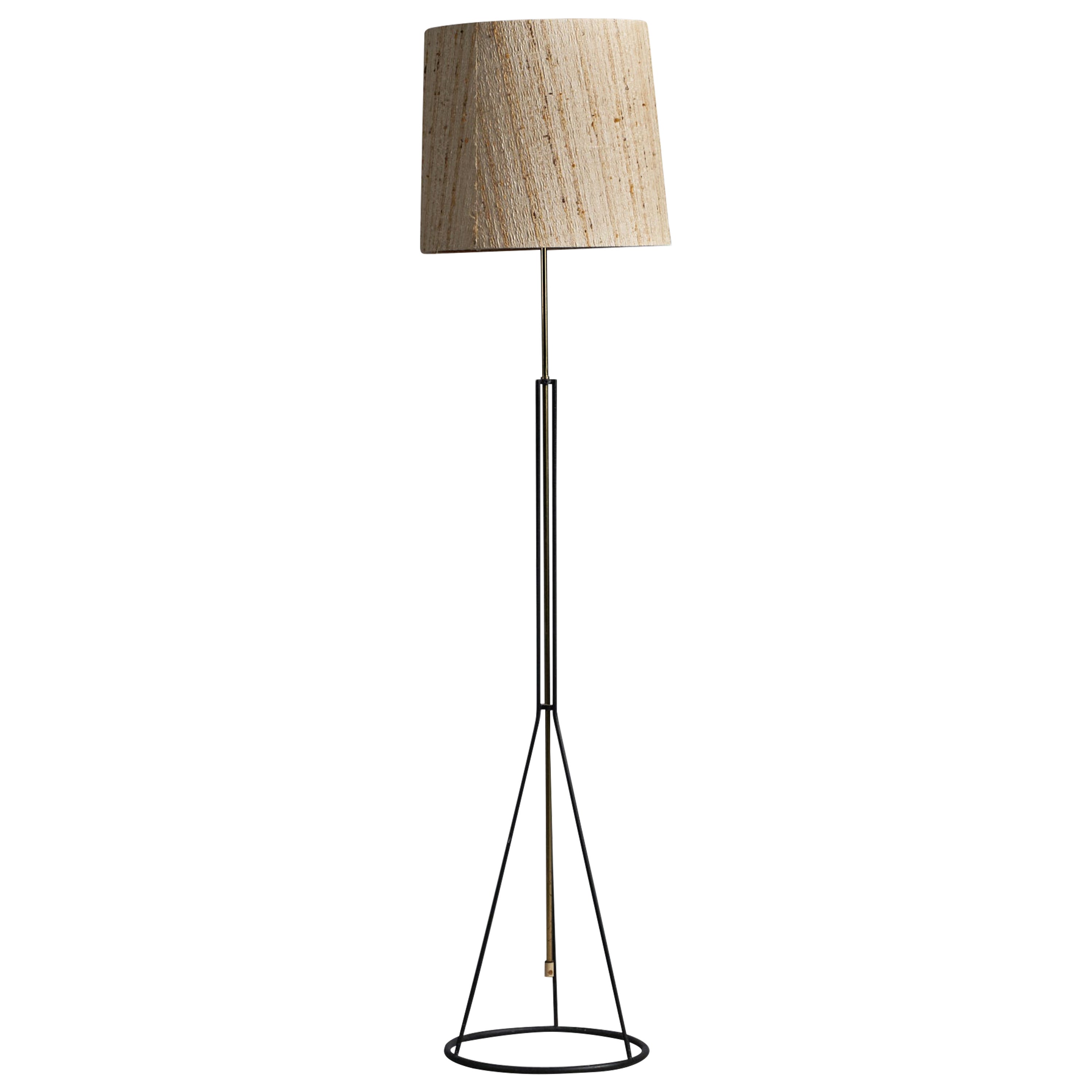 Lampadaire de designer suédois, laiton, métal, tissu, Suède, années 1940 en vente