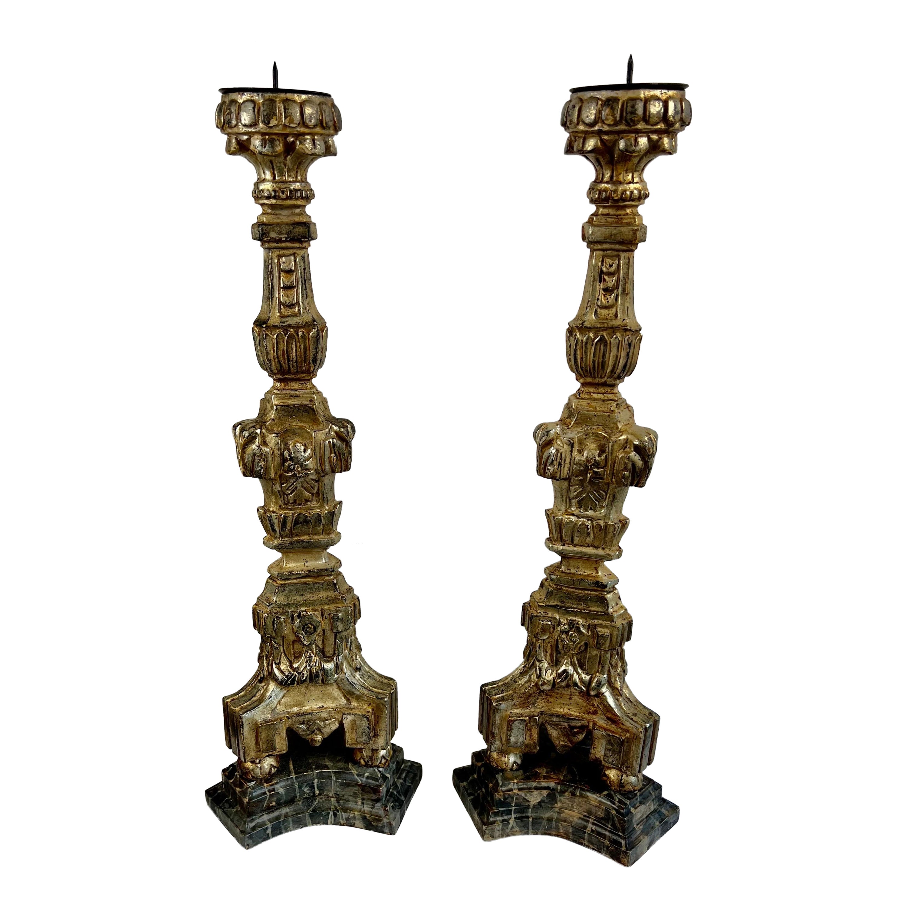 Pareja de candelabros italianos de madera dorada en oro y plata