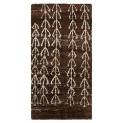 Tapis marocain vintage en Brown avec des motifs géométriques en Beige, de Rug & Kilim