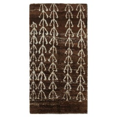 Marokkanischer Vintage-Teppich in Brown mit beigefarbenen geometrischen Mustern, von Rug & Kilim