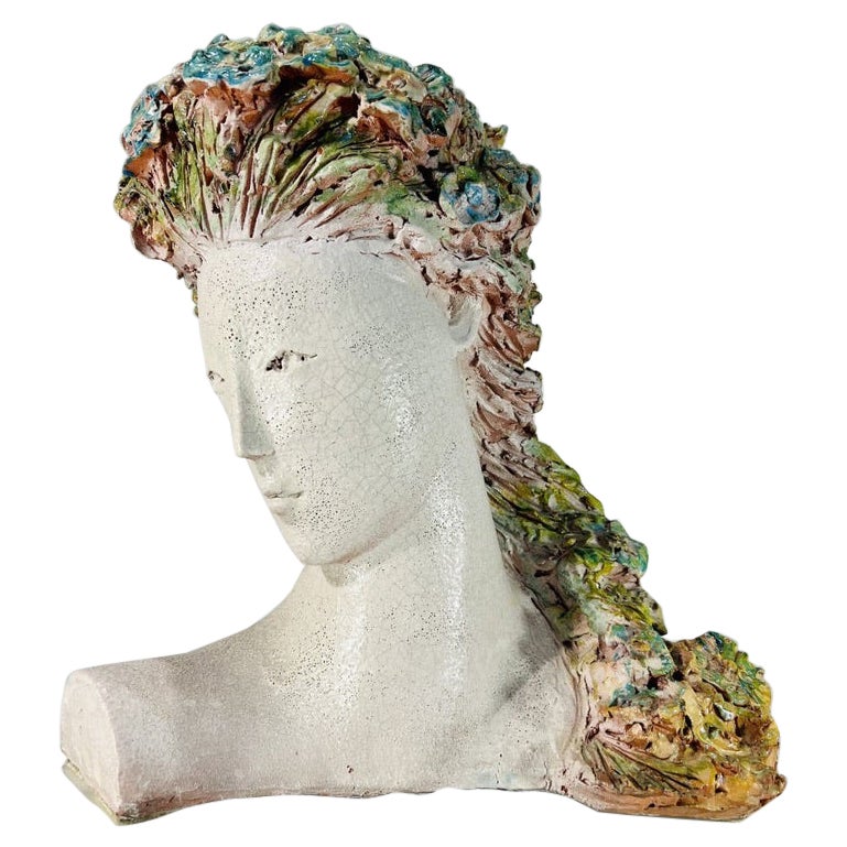 Buste de femme en terre cuite polychromée avec fleurs signé 