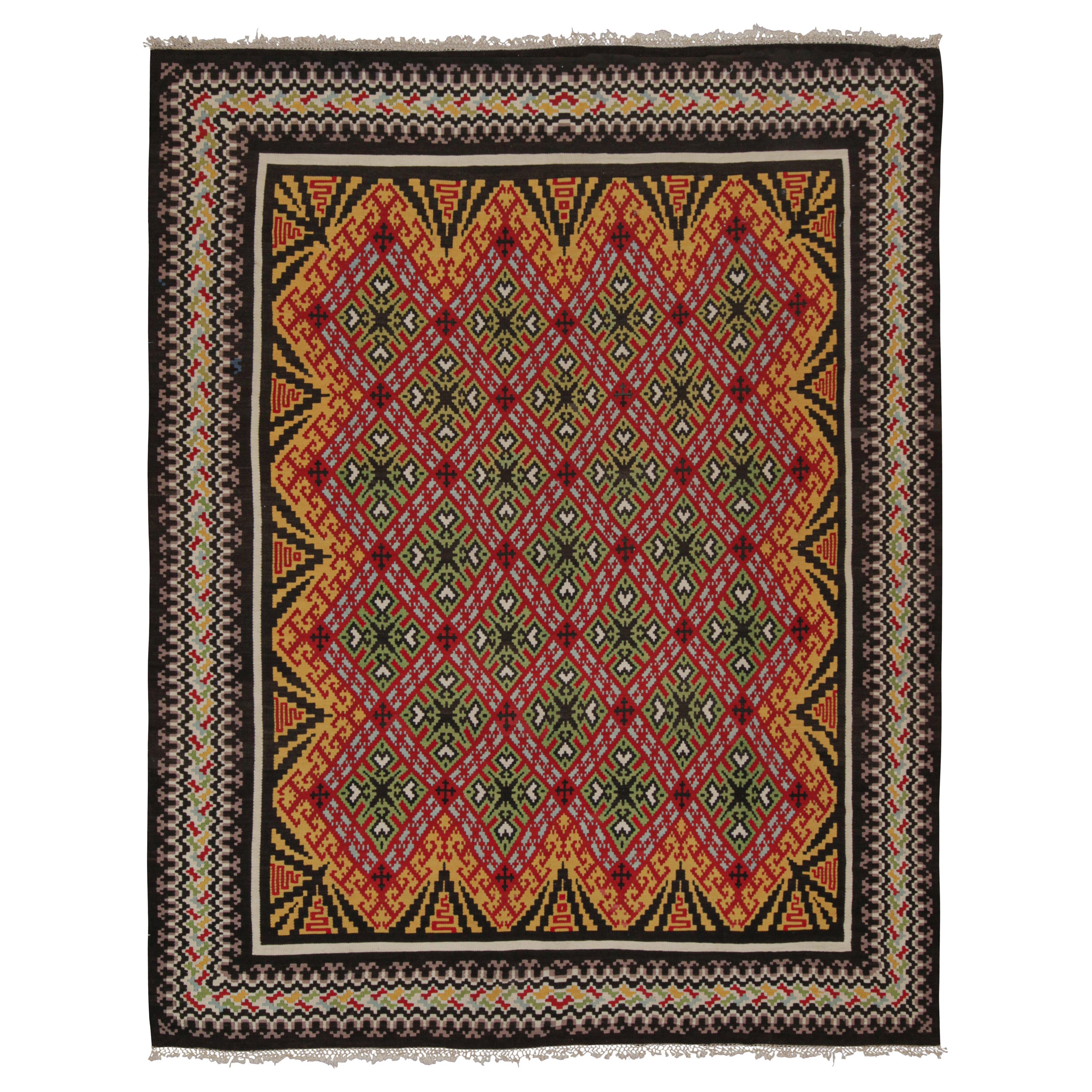 Kilim balkanique vintage à motifs géométriques or, rouge et vert de Rug & Kilim en vente