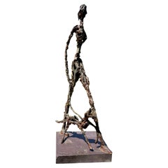 Escultura de mediados de siglo de una mujer paseando a su perro