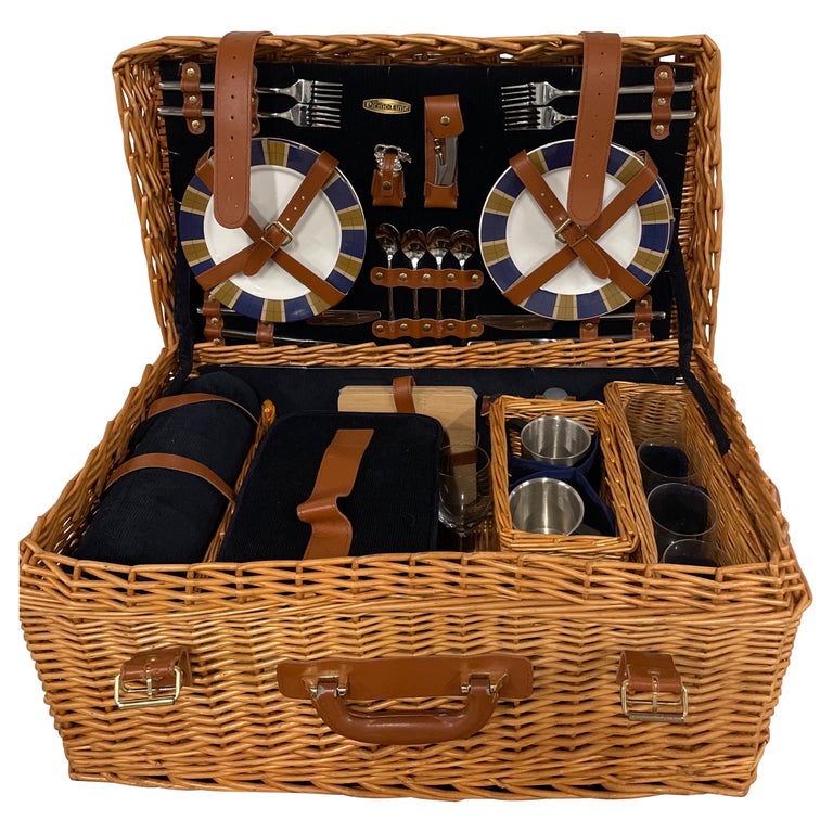 Large Picnic Basket with Four Place Settings For Sale at 1stDibs
