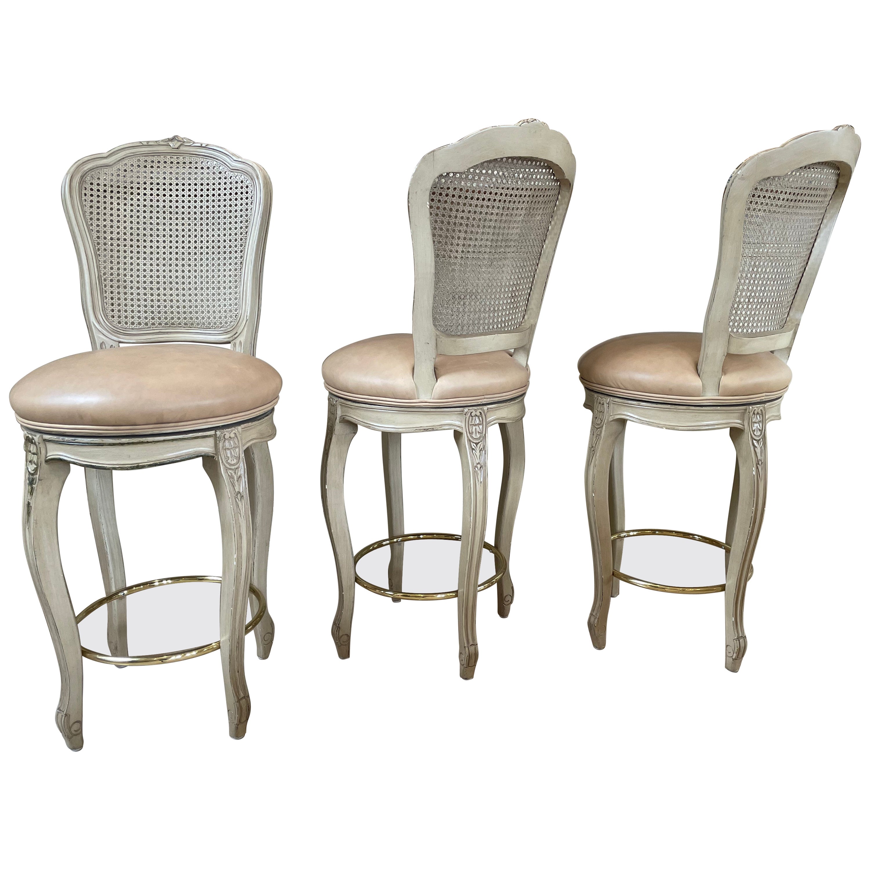 Trois chaises de comptoir traditionnelles à dossier canné,  Style Louis XV en vente