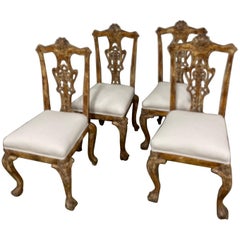 Ensemble vintage de quatre chaises d'appoint de style Chippendale à pieds boules et griffes