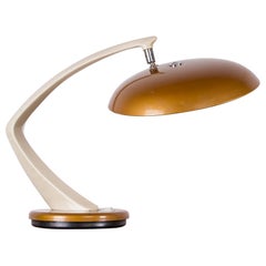 Lampe de table Boomerang 64 en métal de couleur cuivre par Fase 1960.