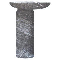 Decomplexe, table d'appoint en marbre gris foncé sculptée par Frederic Saulou