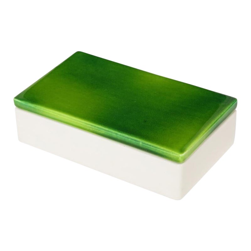 Caja con tapa de porcelana esmaltada en dos tonos, verde y blanca, de Raymor, c. 1960 en venta