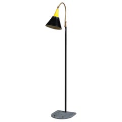 Lampadaire design italien des années 1950 - Abat-jour en métal émaillé, accents en laiton