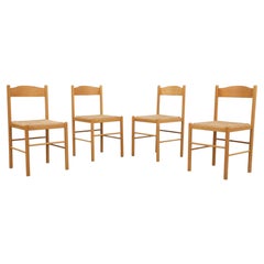 Juego de cuatro sillas de comedor de madera rubia estilo Vico Magistretti con asientos de junco