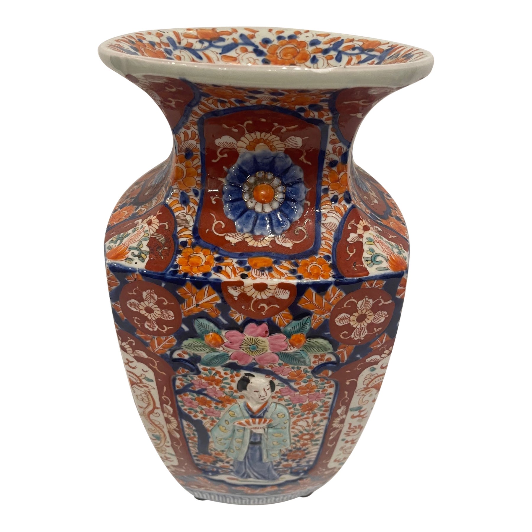 Vaso in porcellana Imari con figure in rilievo, XIX secolo in vendita