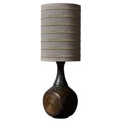 Lampe de bureau en céramique La Grange aux Potiers avec abat-jour en tissu Dedar