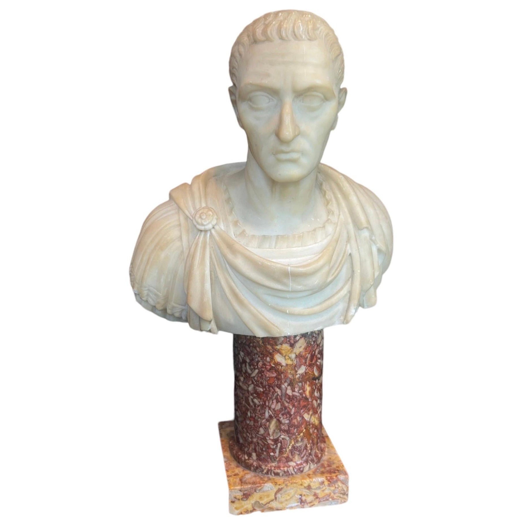 Büste des römischen Kaisers Julius Caesar aus Alabaster aus dem frühen 19. Jahrhundert  im Angebot