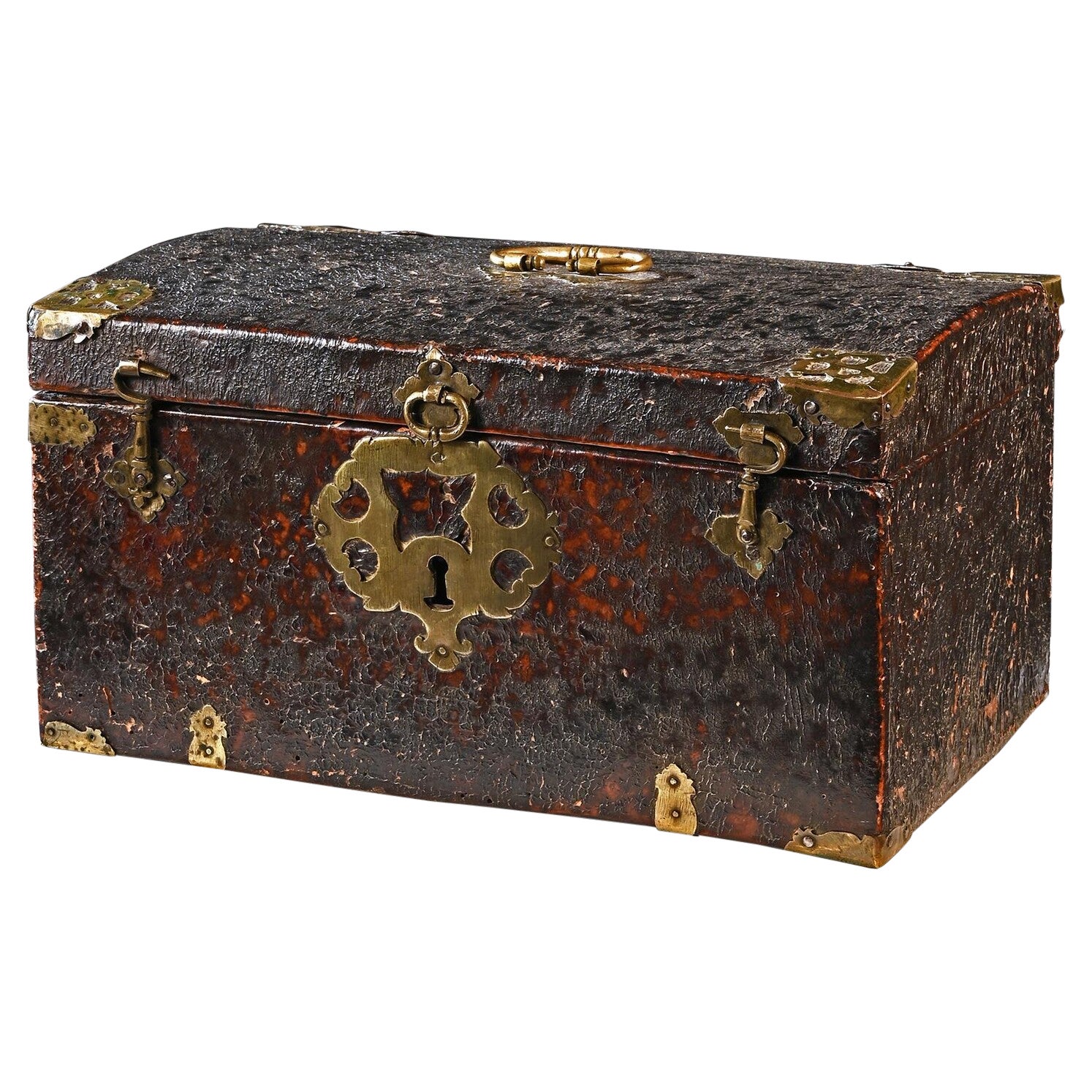 Boîte de voyage en cuir et laiton de la fin du XVIIe siècle en vente