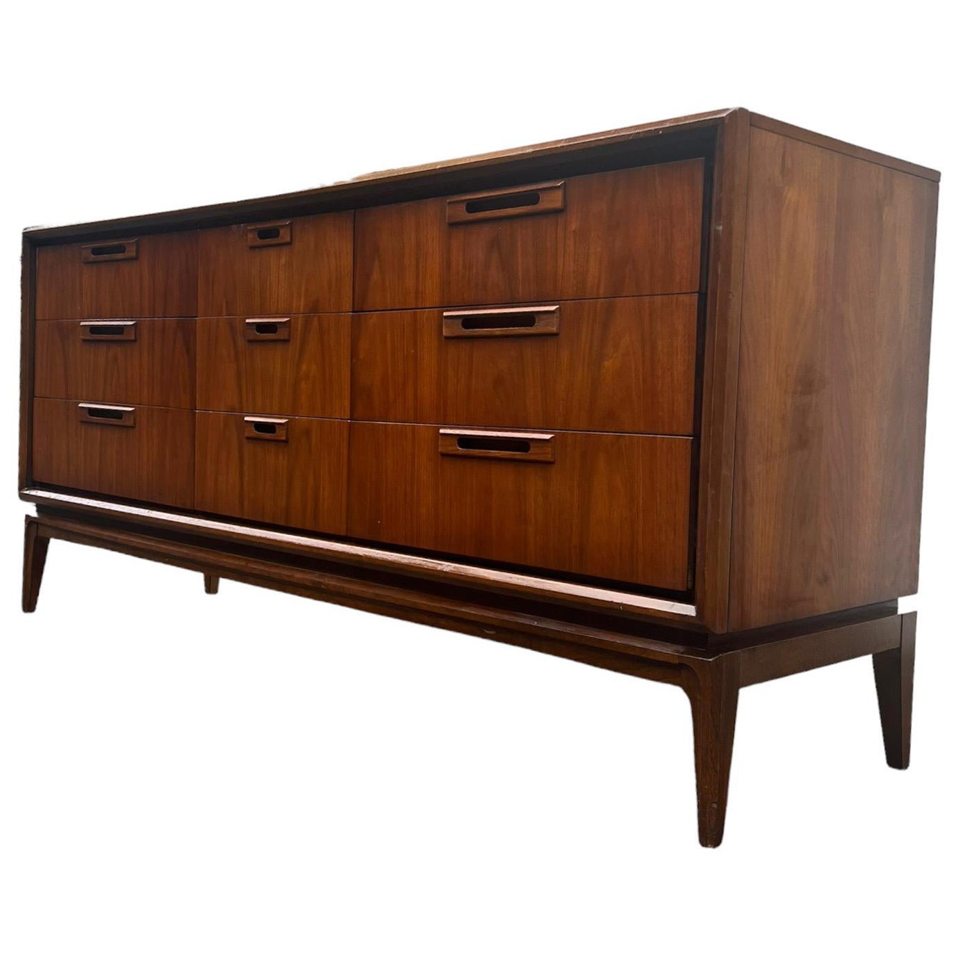 Vintage Mid Century Modern Solid Walnut 9 Drawer Dresser by Stanley en vente
