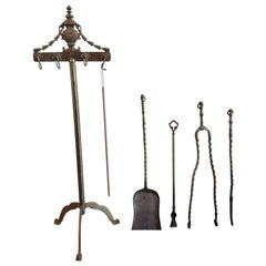 Ensemble de 5 outils de cheminée en laiton moulé de style Louis XV du 19ème siècle