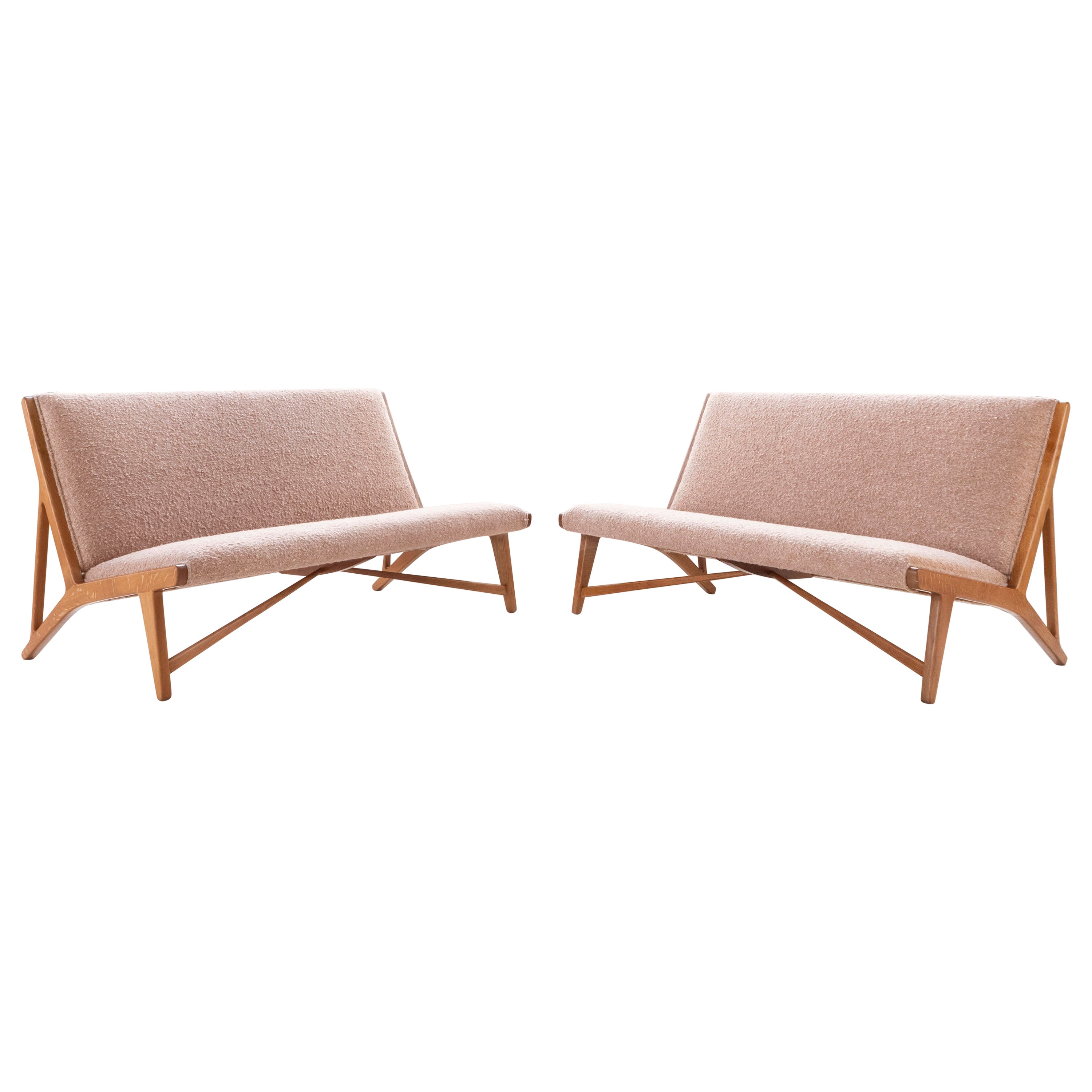 Hans J. Wegner "JH 555" Pair of Oak Settees for Johannes Hansen, Denmark 1950's For Sale