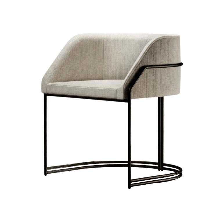 Déjà Vu Stuhl aus weißem Natté-Stoff und schwarzem, mattem Metall im Angebot
