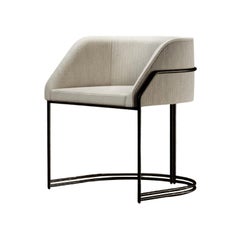 Déjà Vu Stuhl aus weißem Natté-Stoff und schwarzem, mattem Metall