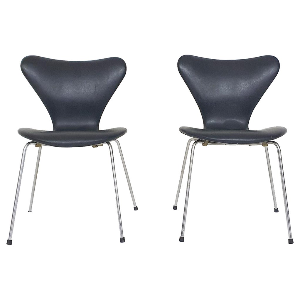 Set of 2 model 3107 dining chairs by Arne Jacobsen for Fritz Hansen, 1955 For Sale
