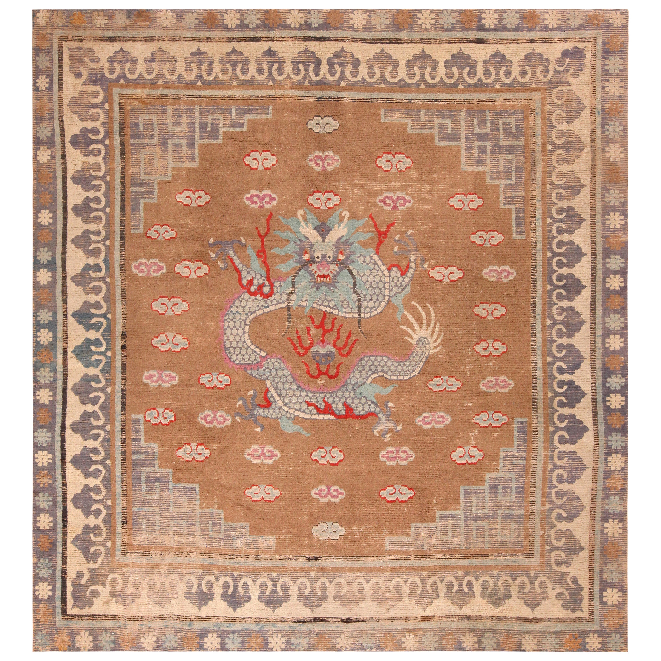 Tapis mongol ancien à motif de dragon. 10 pieds 3 po. x 11 pieds en vente