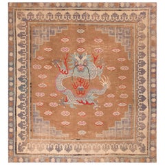 Tapis mongol ancien à motif de dragon. 10 pieds 3 po. x 11 pieds