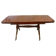 Table de salon/salle à manger autoportante inhabituelle en acajou ancien et incrustations de bois de satin