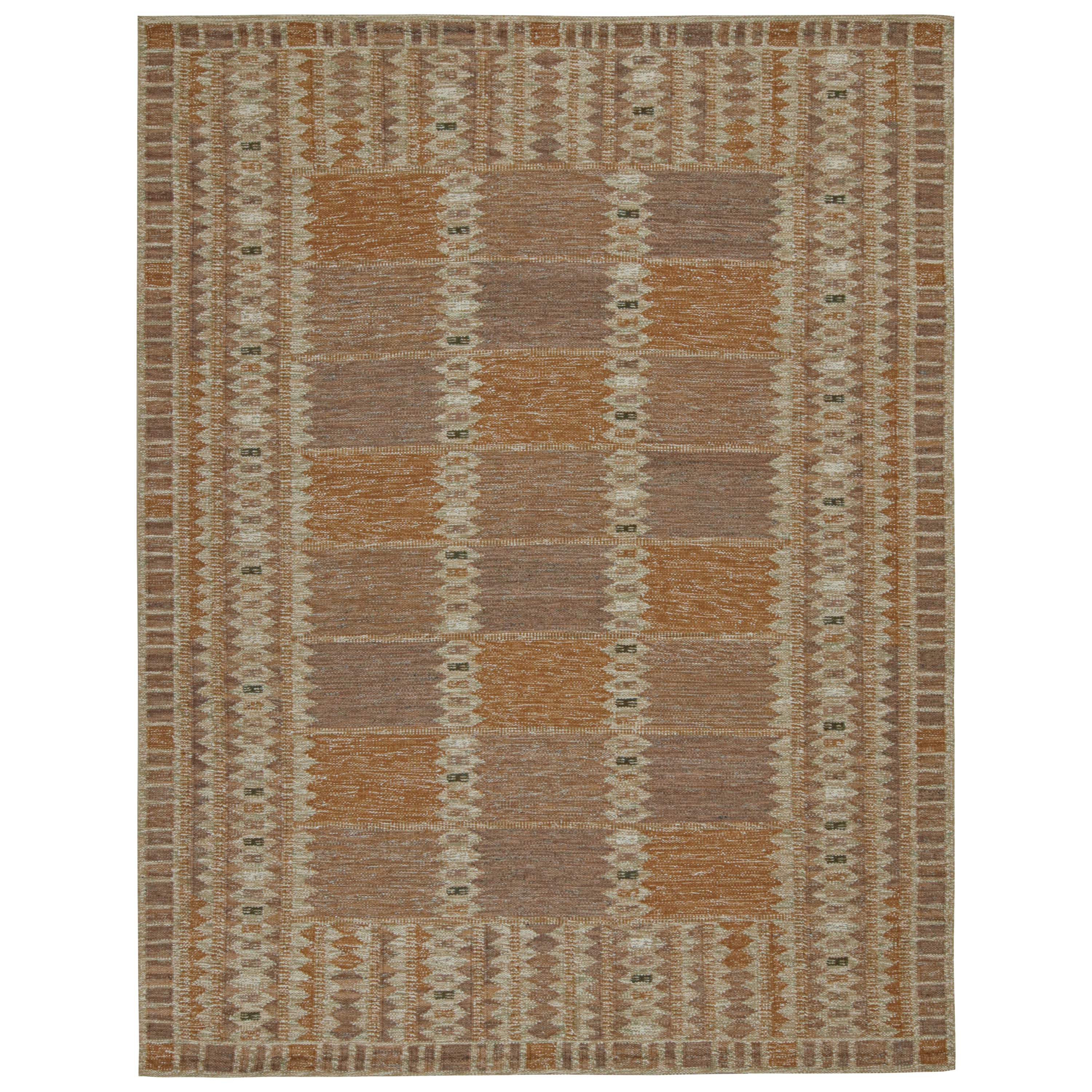 Rug & Kilim's skandinavischer Stil-Kilim mit beige-braunen, geometrischen Mustern im Angebot