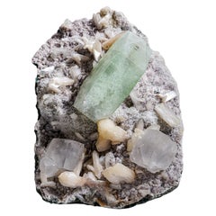 Apophyllite verte avec calcite et tige de pierre précieuse du district de Pune, Inde