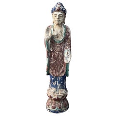 Bouddha chinois ancien en bois sculpté et décoré de couleurs polychromes 
