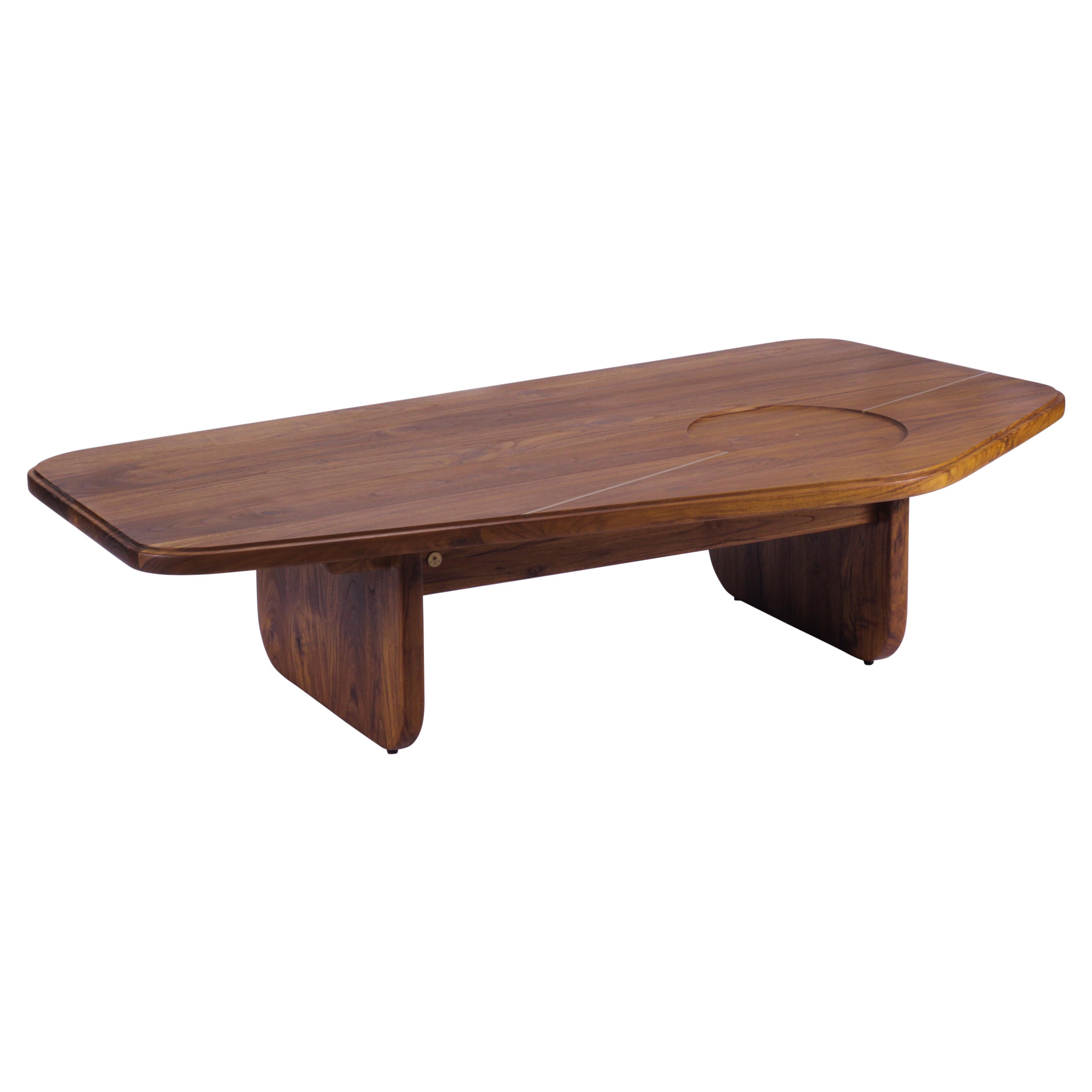 Table basse organique minimaliste en chêne massif fabriquée à la main avec incrustation en laiton