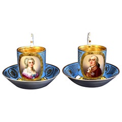 Ein Paar Tassen und Untertassen mit Porträts von Marie Antoinette und Louis XVI. aus dem 19. Jahrhundert