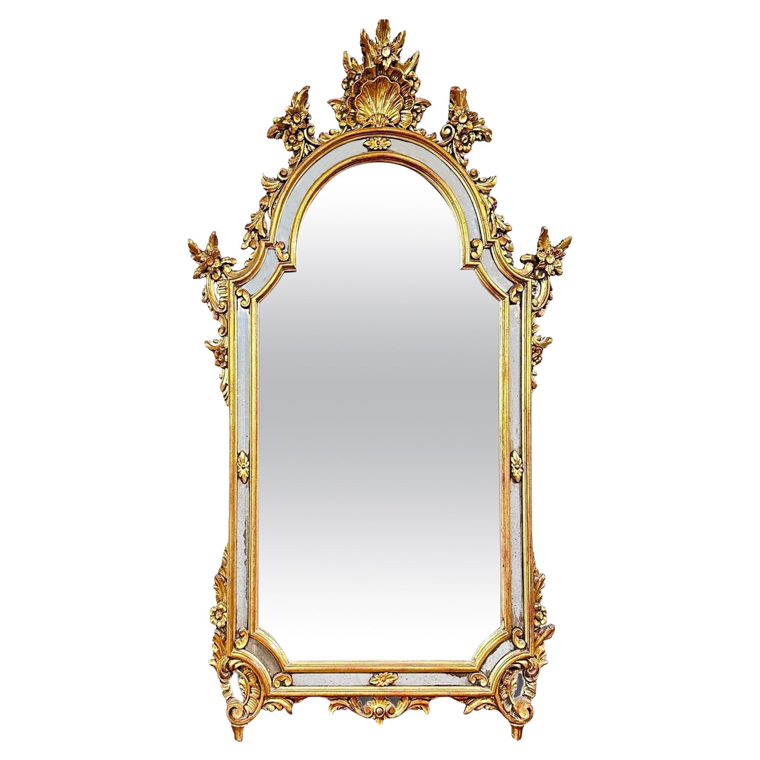 miroir en bois sculpté et doré du 19e siècle  en vente