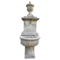 Brunnen aus grauem Stein, mit Schliff und appliziert an der Wand, Italien