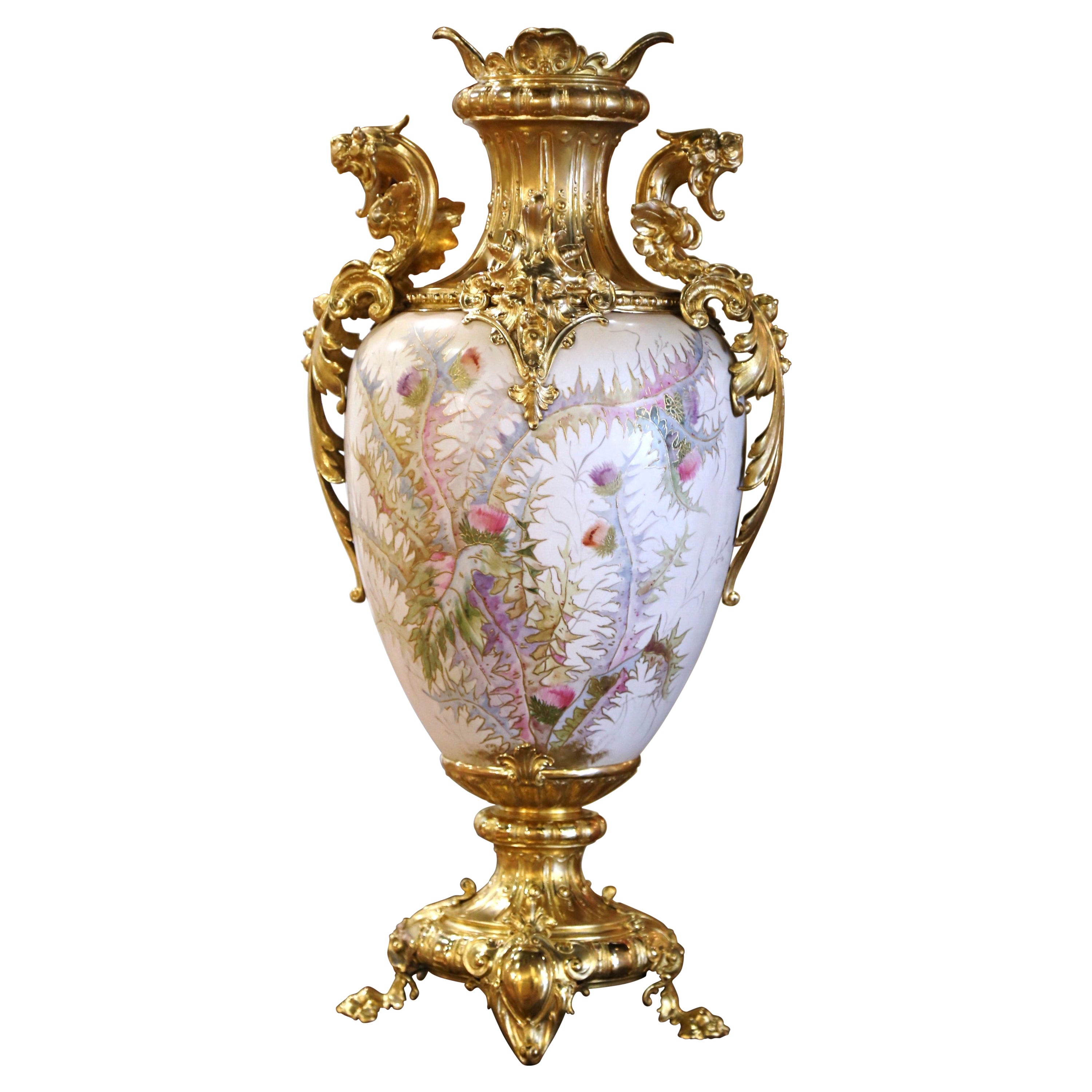 Urne française du milieu du siècle en laiton plaqué or et porcelaine peinte avec feuillage en vente