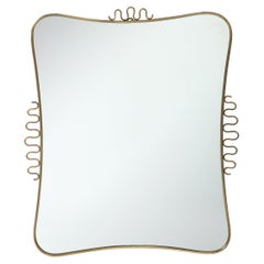 1950s Italian Modernist Shaped Brass Mirror with Scroll Decorations (Miroir en laiton de forme moderniste avec des décorations en forme de volutes)