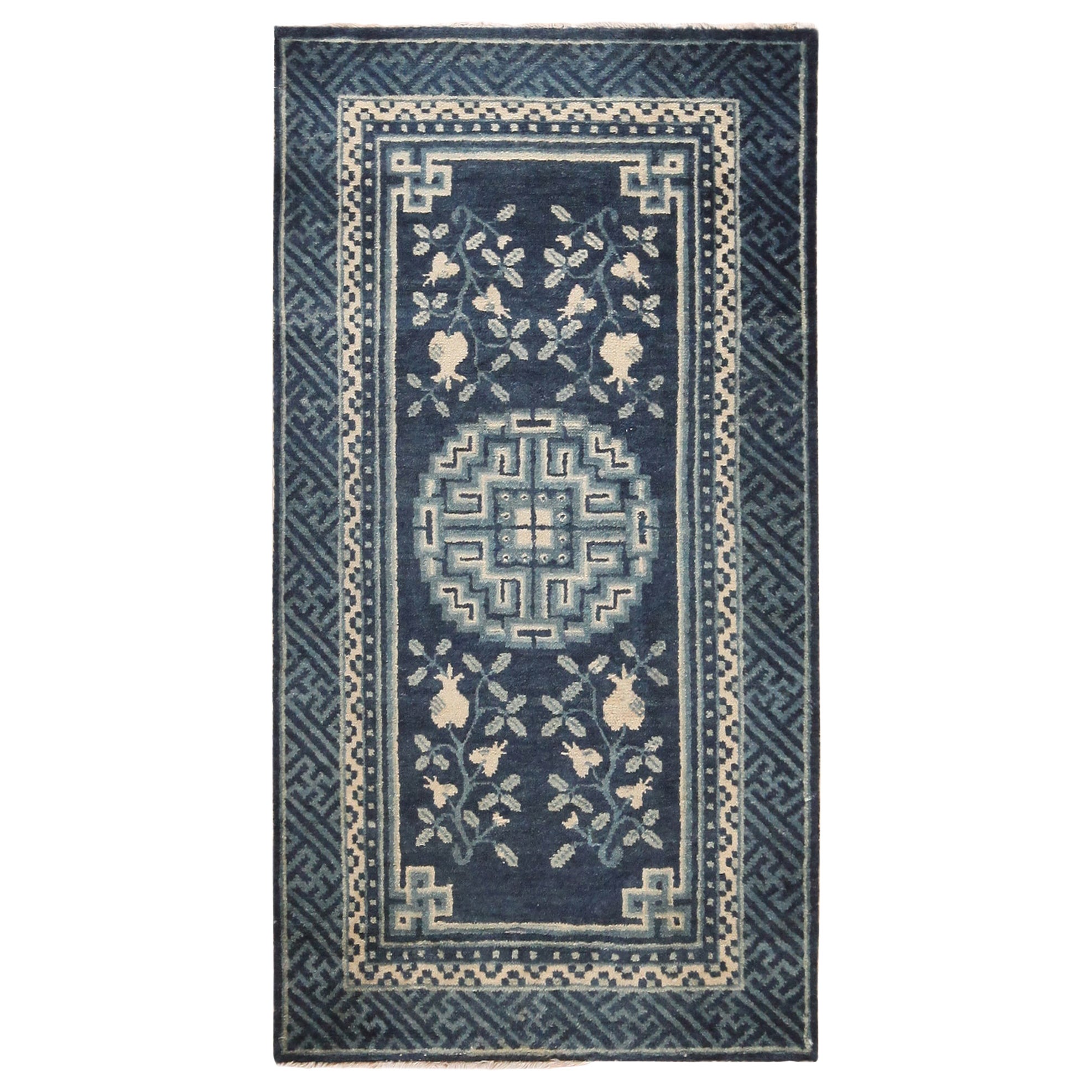 Tapis chinois ancien. 2 pieds 3 po. x 4 pieds 3 po.