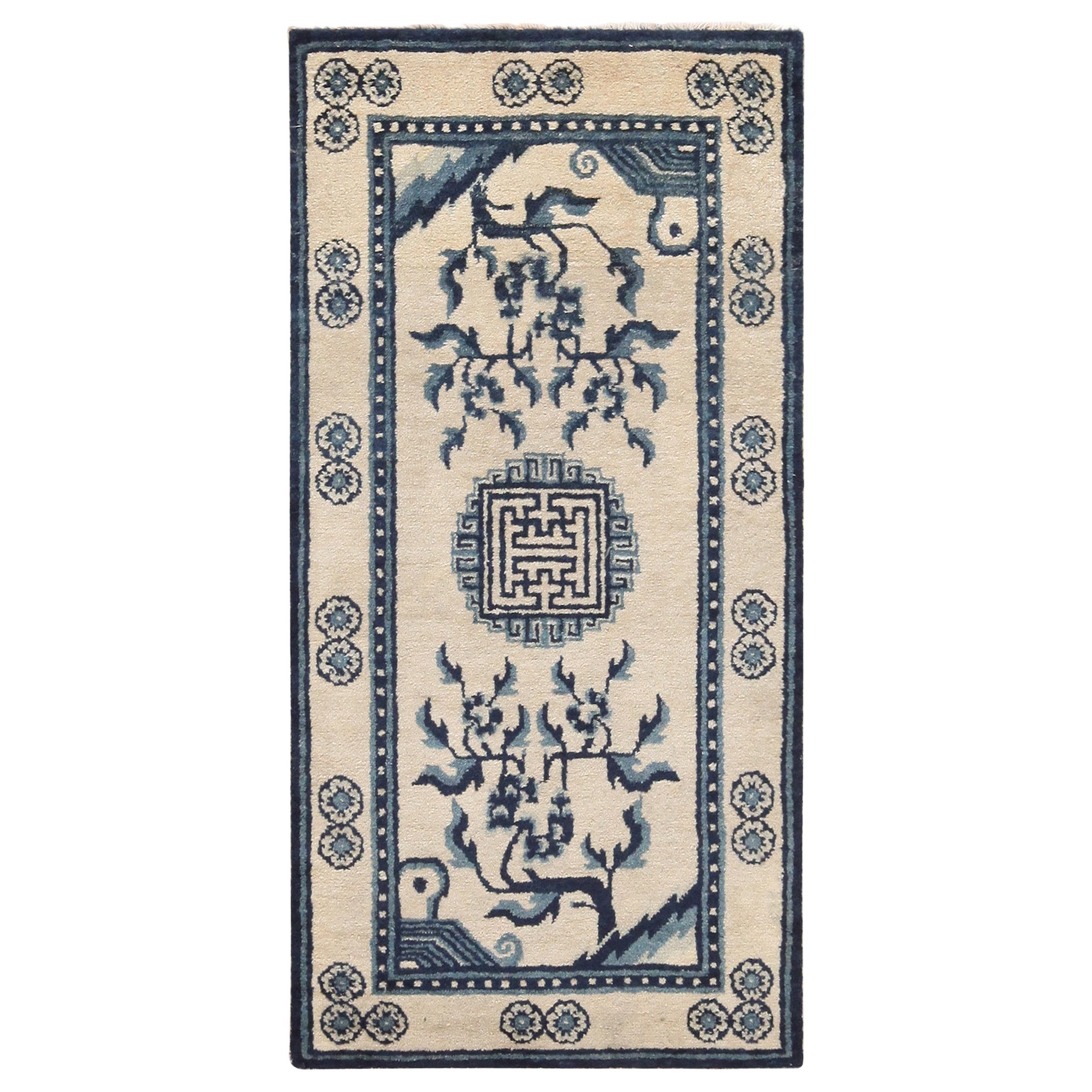 Tapis chinois ancien. 2 ft 1 in x 4 ft 3 in en vente