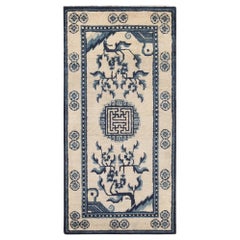 Tapis chinois ancien. 2 ft 1 in x 4 ft 3 in