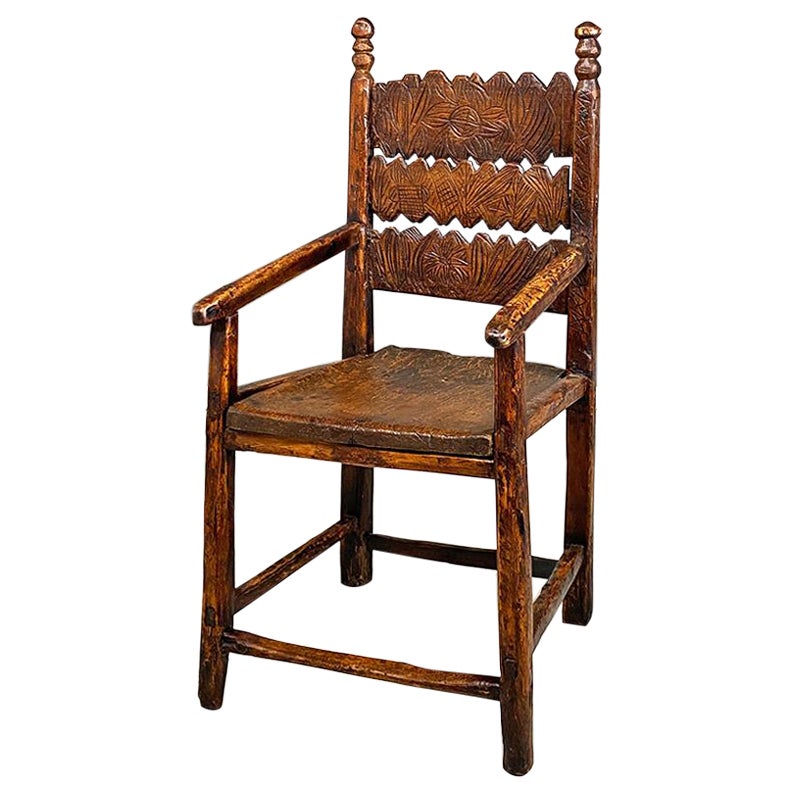Sedia antica italiana con schienale alto e braccioli in legno intagliato 1800 ca