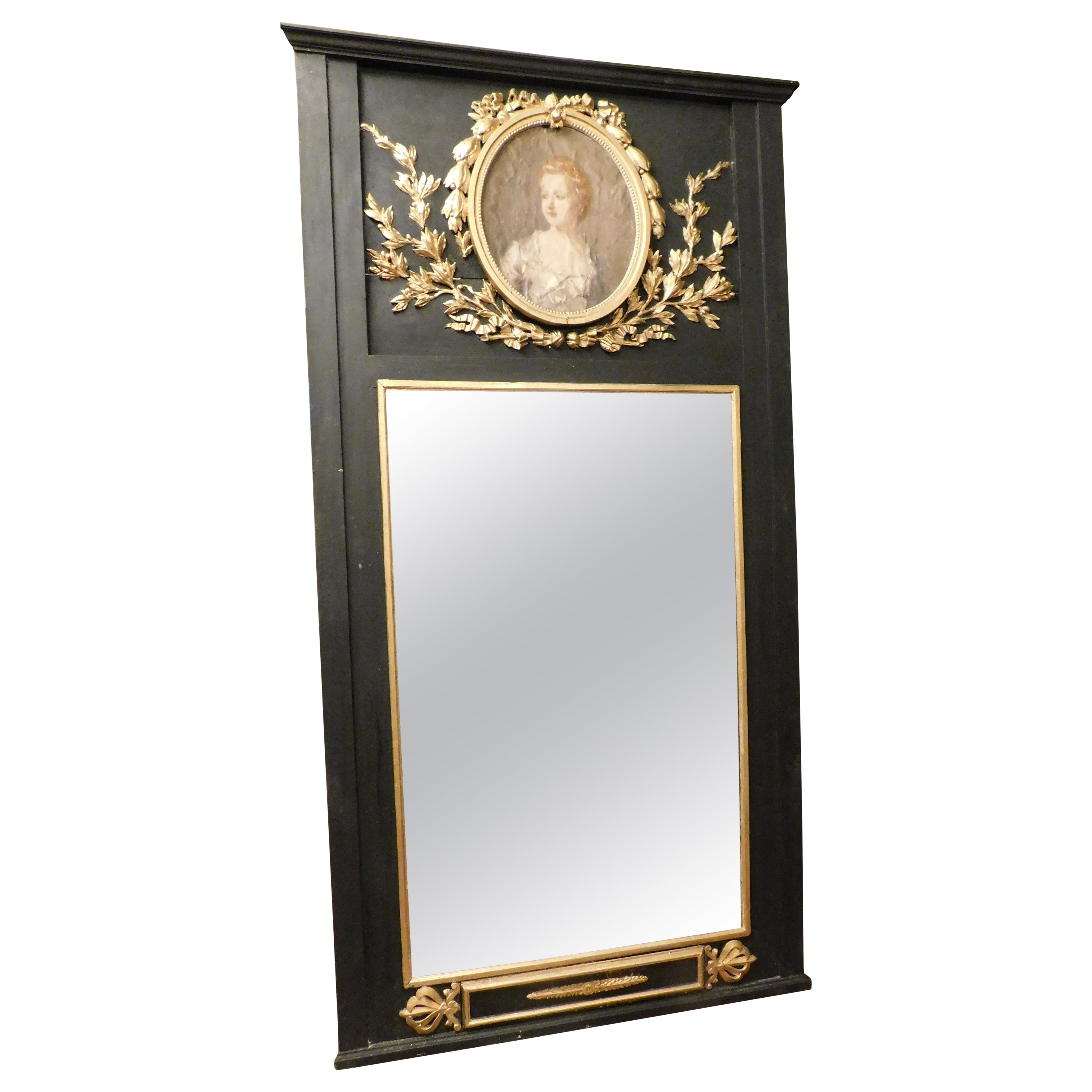 Grand miroir en bois laqué noir, sculptures dorées et peinture dame, Italie en vente