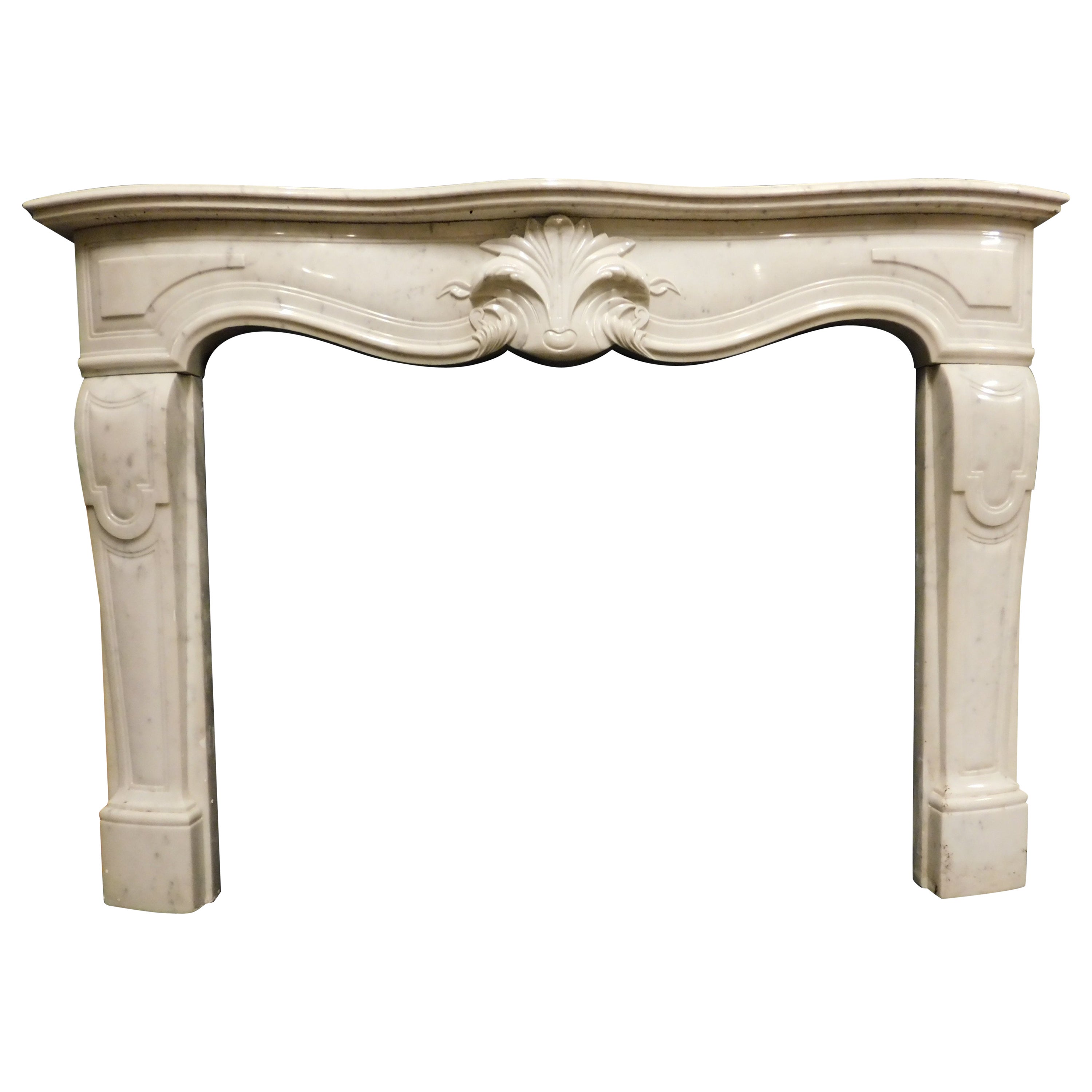 Fireplace mantle in white marble with carved central leaf, France For Sale