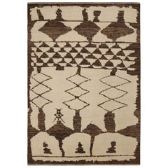 Rug & Kilim's Moroccan Style Rug in Beige and Brown Geometric Patterns (tapis de style marocain à motifs géométriques beige et Brown)