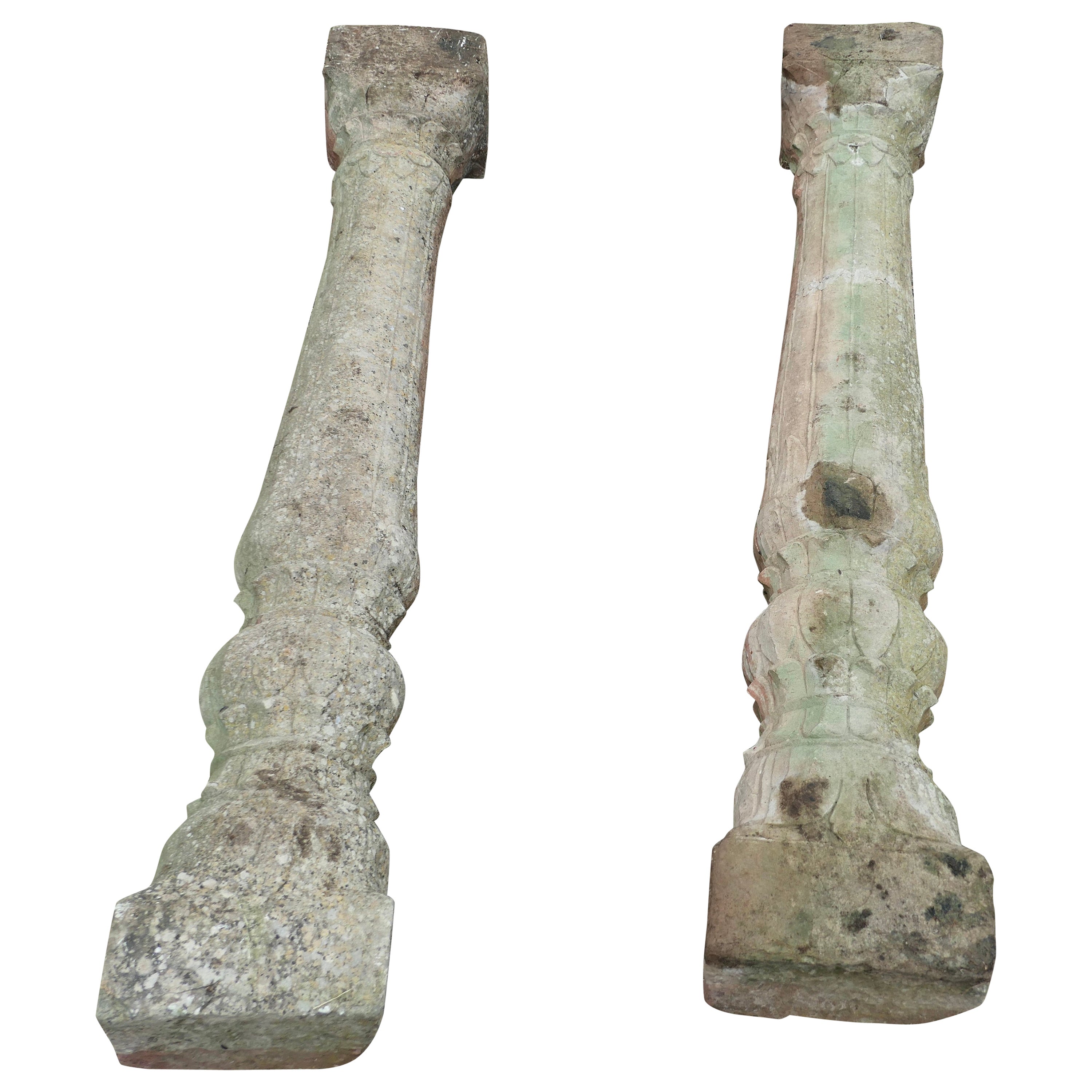Paire d'anciennes colonnes de pierre de type corinthien