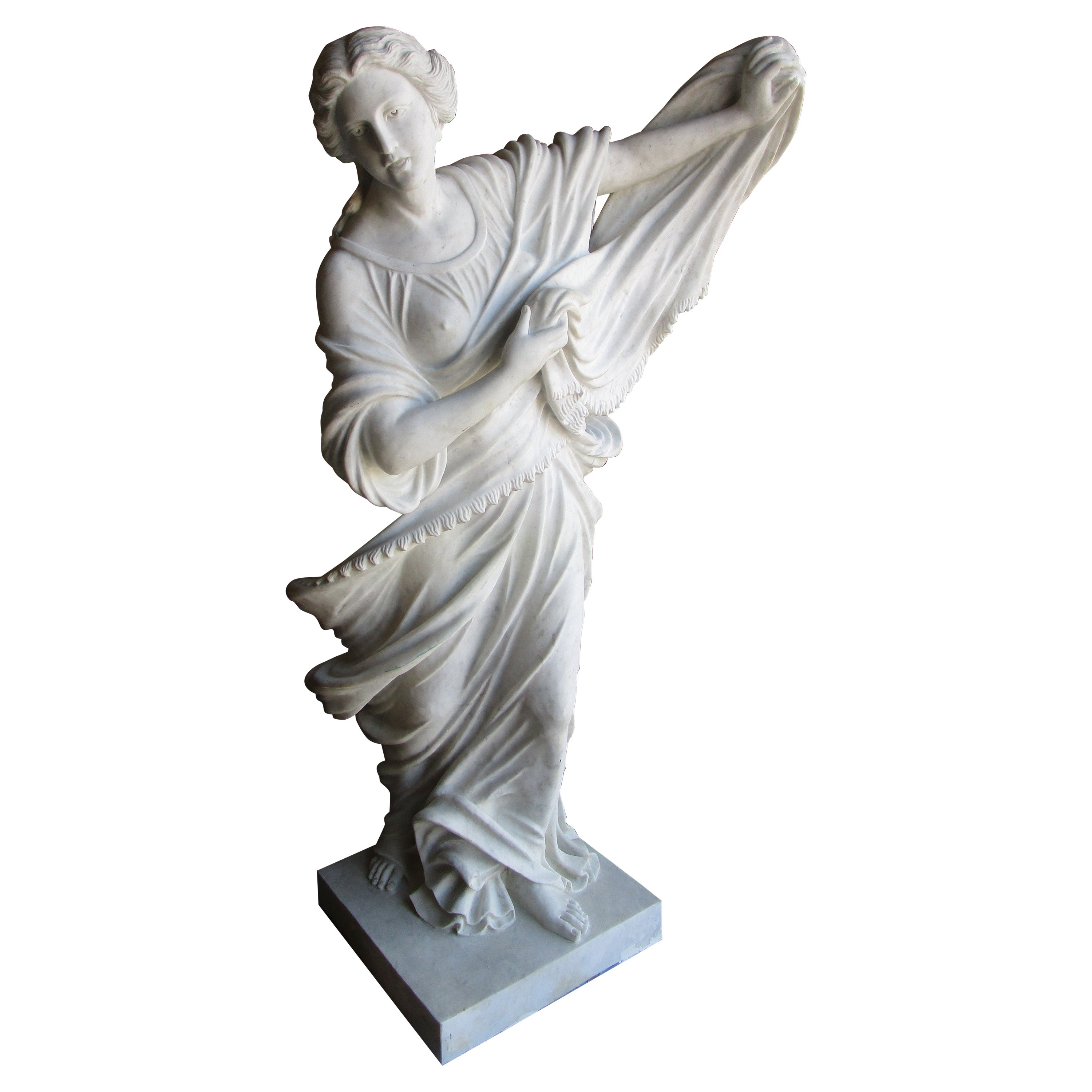 Eine schöne 19.  Italienische geschnitzte Carrera-Marmorfigur in Lebensgröße von  eine Frau  