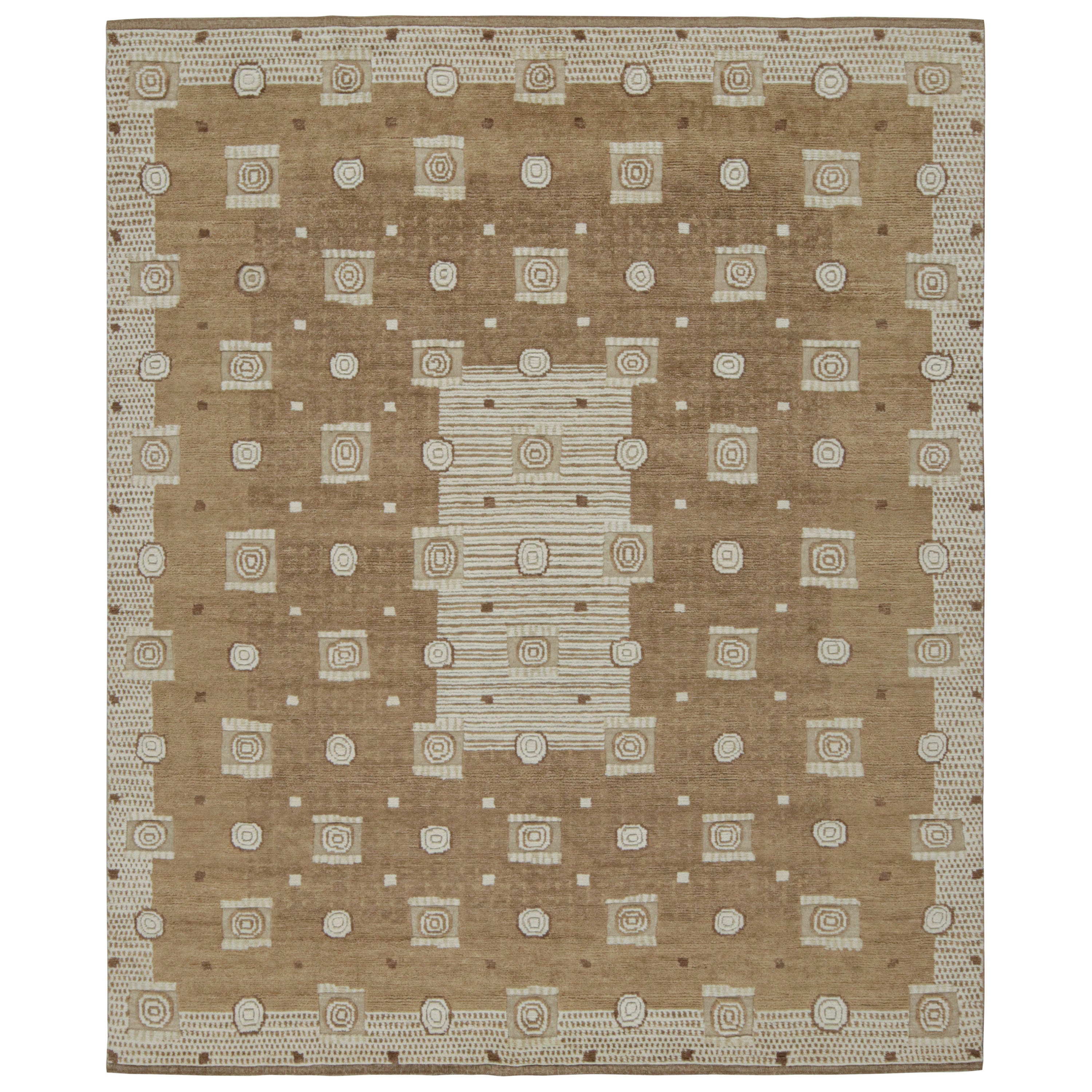 Rug & Kilim's Scandinavian Style Custom rug in Brown & White Geometric Patterns (tapis personnalisé de style scandinave aux motifs géométriques bruns et blancs) en vente