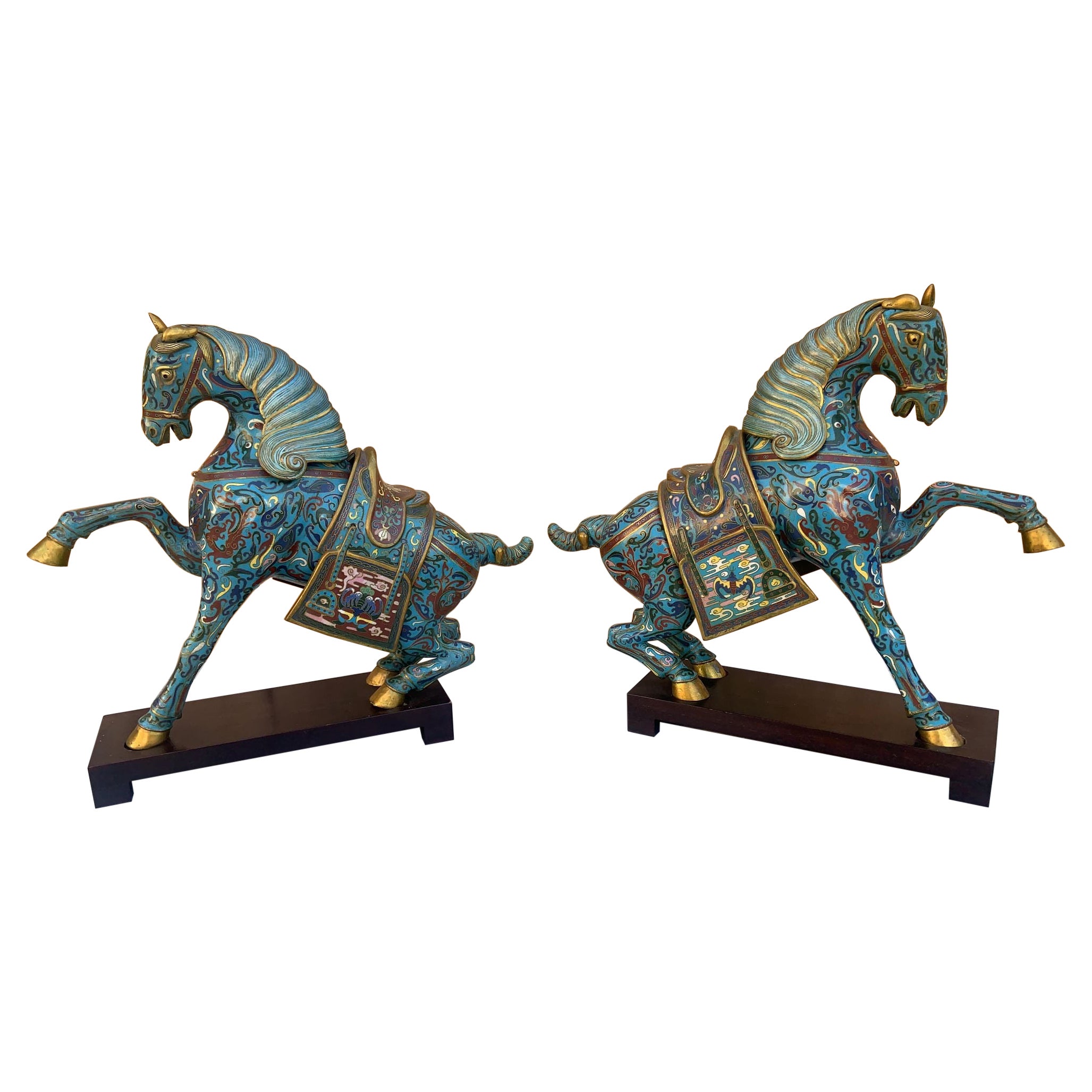 Sculptures de cheval de guerre chinoises cloisonnées sur base en acajou - Paire