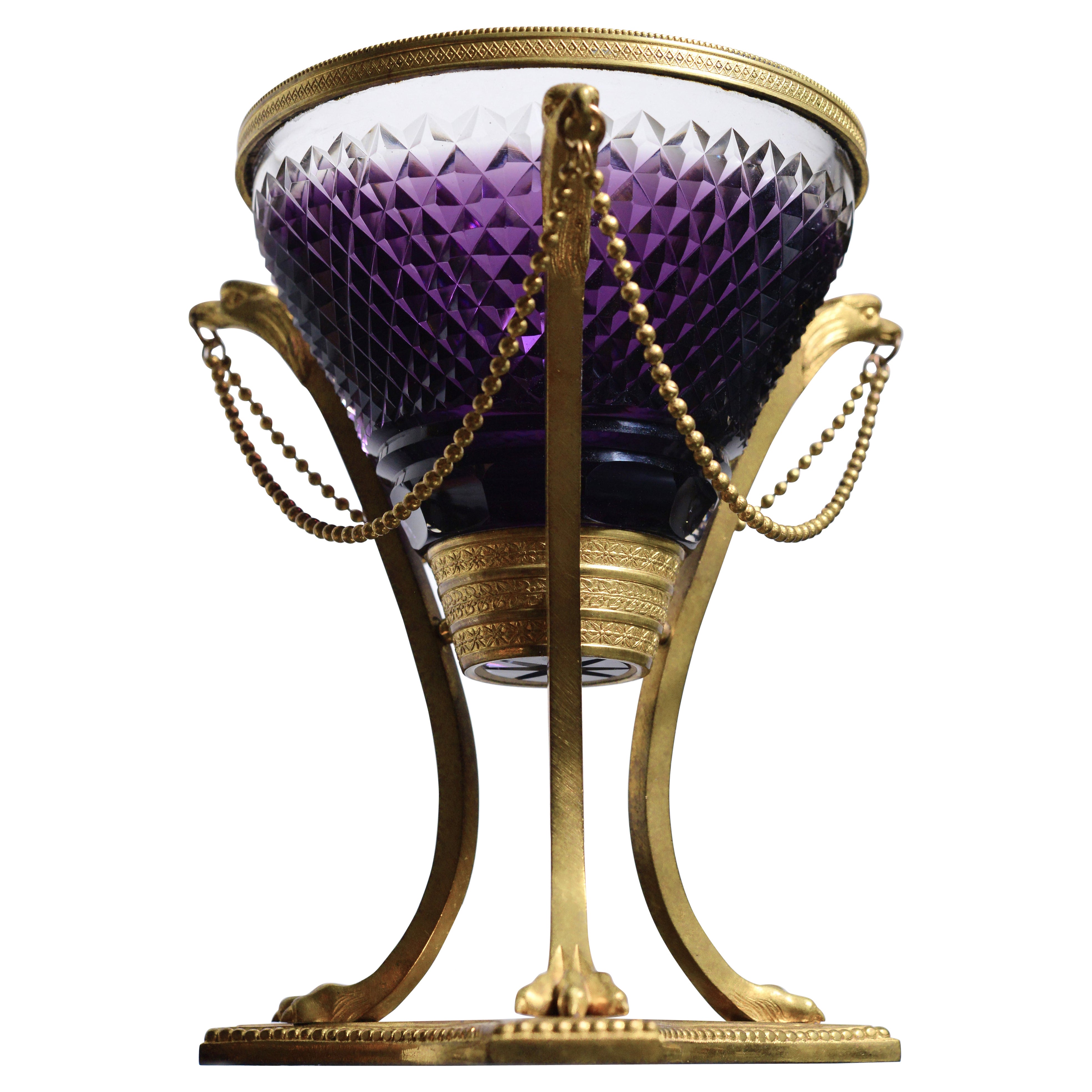 Vase aus geschliffenem Kristall und Amethystglas mit vergoldeten Bronzegriffen und Löwentatzen, Empire